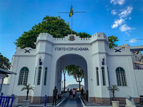 Il Forte de Copacabana: Un gioiello storico immerso nella sabbia dorata!