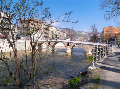  Il Ponte dell'Amore: Un simbolo romantico che attraversa la storia!