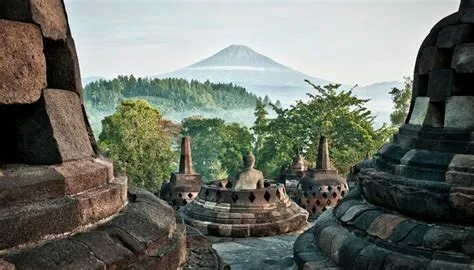 Il Tempio di Yunlu, un gioiello antico immerso nella natura rigogliosa!