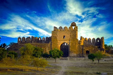  Il Rohtas Fort: Un Forte Imponente con Storia da Narrare