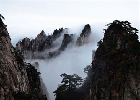 Il Tempio di Huangshan: Un antico gioiello immerso nella bellezza naturale!