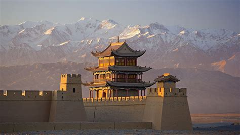 La Fortezza di Jiayuguan: Un Bastione Monumentale contro i Venti del Tempo!