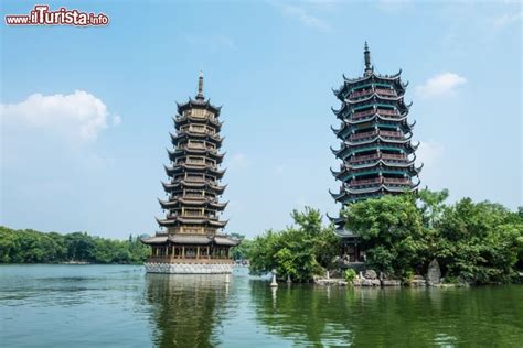  La Pagoda del Sole Nascente: Un gioiello di architettura tradizionale e vista panoramica mozzafiato!