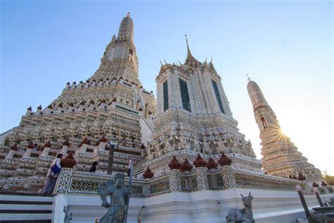 Wat Arun: Un Tempio Incantato Dominato da una Pagoda Gigante!